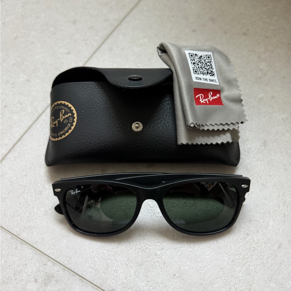 Ray-Ban Classic Black Sunglasses with Case